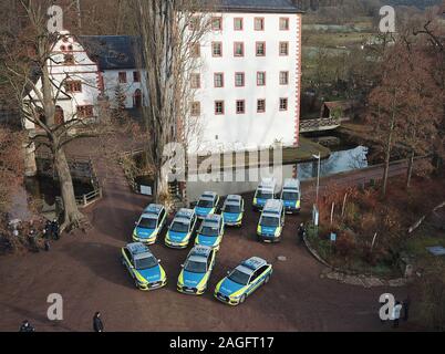 19 Dezember 2019, Thueringen, Großkochberg: Neue streifenwagen Für die Thüringer Polizei stehen auf einer symbolischen Übergabe im Innenhof von Schloss Großkochberg (Luftbild mit einer Drohne). Drei Fahrzeuge von jedem Modell werden im Rahmen der Veranstaltung präsentiert werden. Diese sind 54 VW Touran, 14, 37 VW Tiguan VW T 6 und 11 Audi A 6. Foto: Bodo Schackow/dpa-Zentralbild/ZB Stockfoto