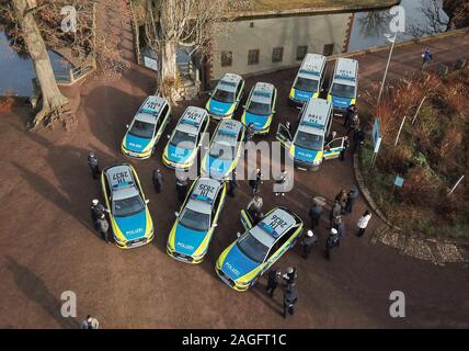 19 Dezember 2019, Thueringen, Großkochberg: Neue streifenwagen Für die Thüringer Polizei stehen auf einer symbolischen Übergabe im Innenhof von Schloss Großkochberg (Luftbild mit einer Drohne). Drei Fahrzeuge von jedem Modell werden im Rahmen der Veranstaltung präsentiert werden. Diese sind 54 VW Touran, 14, 37 VW Tiguan VW T 6 und 11 Audi A 6. Foto: Bodo Schackow/dpa-Zentralbild/ZB Stockfoto