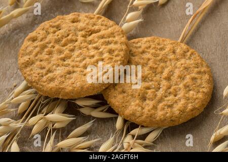 Crunchy gesunde Cookies oat liegen auf Ohren von getrockneten Oat Stockfoto