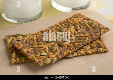 Nahaufnahme von Vollkorn Käse, Cracker mit kürbiskerne zum Frühstück Stockfoto