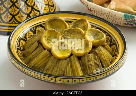 Traditionelle marokkanische Tajine mit Cardoon und Artischockenherzen und Brot im Hintergrund Stockfoto