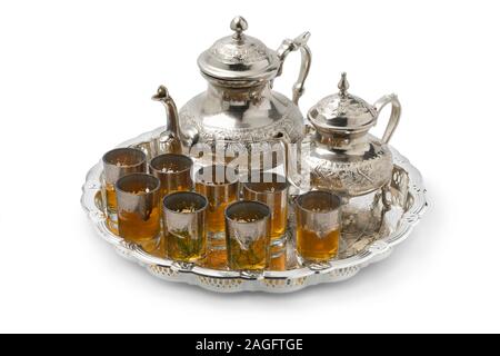 Marokkanisches Teetablett mit zwei teekannen mit und ohne Zucker, und Gläser mit und ohne absinthium Kraut Stockfoto