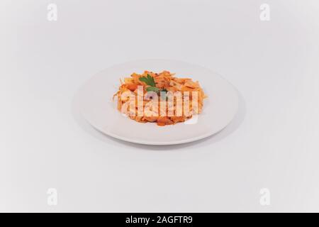 Salat mit Lachs, Kaviar und Rucola auf weißem Hintergrund Stockfoto