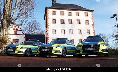 19 Dezember 2019, Thueringen, Großkochberg: Neue streifenwagen Für die Thüringer Polizei stand auf eine Symbolische Übergabe im Innenhof von Schloss Großkochberg. Drei Fahrzeuge von jedem Modell werden im Rahmen der Veranstaltung präsentiert werden. Diese sind 54 VW Touran, 14, 37 VW Tiguan VW T 6 und 11 Audi A 6. Foto: Bodo Schackow/dpa-Zentralbild/ZB Stockfoto