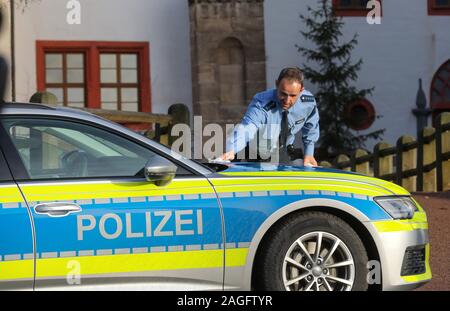 19 Dezember 2019, Thueringen, Großkochberg: ein Polizist ist Reinigung eine neue Streifenwagen für die Thüringer Polizei vor eine Symbolische Übergabe im Innenhof von Schloss Großkochberg. Drei Fahrzeuge von jedem Modell werden im Rahmen der Veranstaltung präsentiert werden. Foto: Bodo Schackow/dpa-Zentralbild/ZB Stockfoto