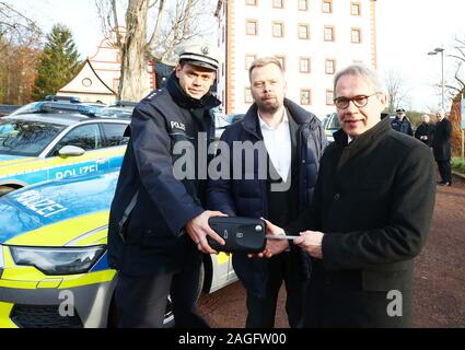 19 Dezember 2019, Thueringen, Großkochberg: Georg Maier (SPD, r - l), Innenminister von Thüringen, Sören Rinka, Audi AG, und Felix Schlegel, Polizeichef, stehen an den symbolischen Schlüssel Übergabe der neuen radio Streifenwagen für die Thüringer Polizei im Innenhof von Schloss Großkochberg. Drei Fahrzeuge von jedem Modell werden im Rahmen der Veranstaltung präsentiert werden. Foto: Bodo Schackow/dpa-Zentralbild/ZB Stockfoto