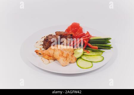 Gegrilltes Fleisch und Gemüse auf weißem Hintergrund Stockfoto