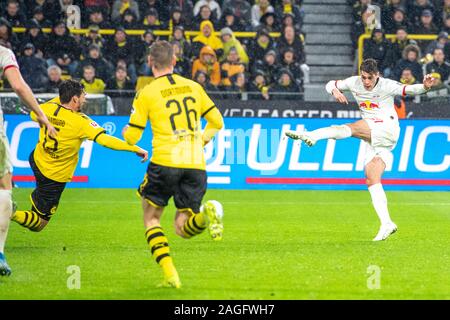 Dortmund, Deutschland. 17 Dez, 2019. Patrik SCHICK (rechts, L) schießt das Ziel zum 3:3 Ausgleich für RB Leipzig, Aktion, torschuss Fußball 1. 1. Fussballbundesliga, 16. Spieltag, Borussia Dortmund (DO) - RB Leipzig (L) 3:3, am 17.12. 2019 in Dortmund/Deutschland. € | Nutzung der weltweiten Kredit: dpa/Alamy leben Nachrichten Stockfoto