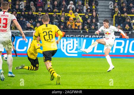 Dortmund, Deutschland. 17 Dez, 2019. Patrik SCHICK (rechts, L) schießt das Ziel zum 3:3 Ausgleich für RB Leipzig, Aktion, torschuss Fußball 1. 1. Fussballbundesliga, 16. Spieltag, Borussia Dortmund (DO) - RB Leipzig (L) 3:3, am 17.12. 2019 in Dortmund/Deutschland. € | Nutzung der weltweiten Kredit: dpa/Alamy leben Nachrichten Stockfoto