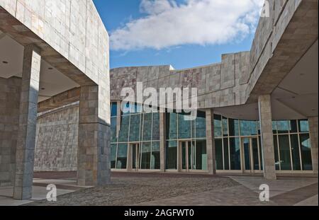 SANTIAGO DE COMPOSTELA, SPANIEN. Mai 2012: Fassade des Gallaecia Bibliothek moderne Gebäude namens "Cidade da Cultura, GAIAS Stockfoto