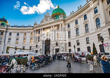 WIEN, Österreich - Dezember 14., 2019: Weihnachten dekoriert Stadt Wien während der Adventszeit und Feiertage im Dezember. Stockfoto