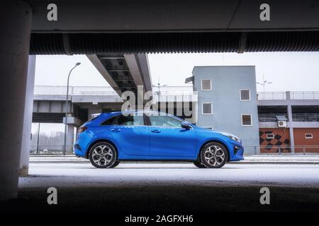 Minsk, Weißrussland - November 26, 2019: Blick von der Brücke von Kia Ceed Auto 2018 auf verschneiten Stadt Straße Stockfoto