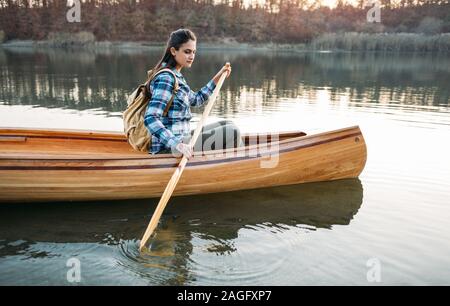 Reisen Frau paddeln im Kanu auf dem See Stockfoto