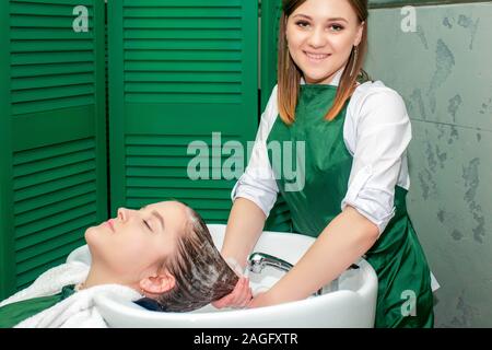 Friseur Waschmaschine Frau Haare im Waschbecken vor dem Haarschnitt im Beauty Salon. Stockfoto