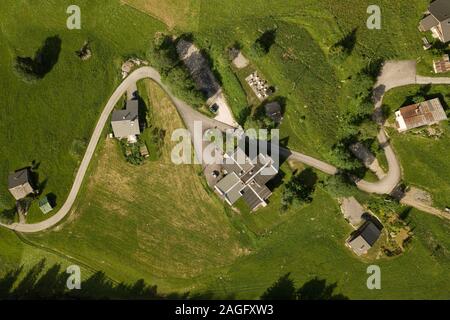 Luftaufnahme der Häuser und die Straße in einem kleinen Dorf in den französischen Alpen Stockfoto