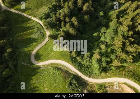 Luftaufnahme der kurvenreichen Straße von oben durch den Wald in den Französischen Alpen Stockfoto