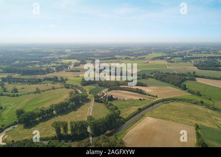 Luftbild des Münsterlands, Deutschland im Sommer mit blauem Himmel Stockfoto