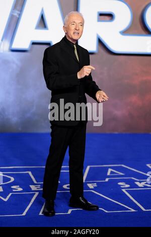 Cineworld Leicester Square, London, UK. 18. Dezember 2019. Anthony Daniels stellt auf europäischer Premier von Star Wars: Der Aufstieg von Skywalker. . Bild von Julie Edwards./Alamy leben Nachrichten Stockfoto