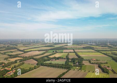 Bereich der Windmühlen mit blauem Himmel in der Landschaft des Münsterlands, Deutschland Stockfoto