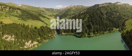 Antenne Panorama der Lac de Roselend in der Savoie Alpen im Sommer Stockfoto