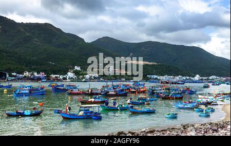 Traditionelle vietnamesische Fischerboote Stockfoto