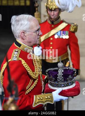 Die Imperial State Crown wird durch den Eingang des Souveränen für die Öffnung des Parlaments von Queen Elizabeth II durchgeführt, in der das House of Lords im Palast von Westminster in London. Stockfoto