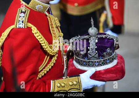 Die Imperial State Crown wird durch den Eingang des Souveränen für die Öffnung des Parlaments von Queen Elizabeth II durchgeführt, in der das House of Lords im Palast von Westminster in London. Stockfoto