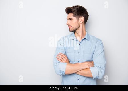 Profil Seite schließen Foto des fokussierten zuversichtlich Mann copyspace Fühlen zuverlässig bereit Problem auf Enterprise tragen Jeans style Outfit zu lösen Stockfoto