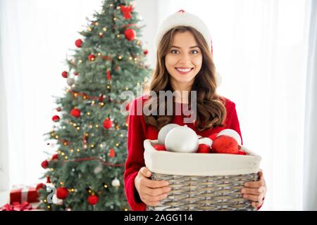 Foto von charmanten schön nett schön attraktive Freundin während Holding Box mit Weihnachten Spielzeug vor Pelz Baum Stockfoto