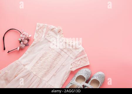 Mädchen Mode Hintergrund in Pastell rosa, Spitzenkleid, sparkly Schuhe, Blume, Stirnband, Flach, Ansicht von oben, getönten Foto, Kopie Platz für Text, selektiver Fokus Stockfoto