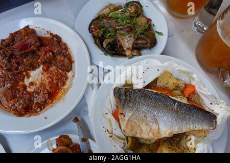 Griechische Taverne essen, Seebarsch, Tintenfisch und Pilze Stockfoto