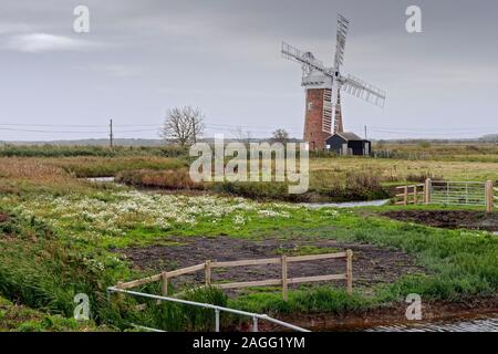 Blick über die Sümpfe an Horsey, Norfolk in Richtung der ikonischen Horsey wind Pumpe eine Mühle aus dem 19. Jahrhundert Entwässerung Pumpen von Wasser aus dem Sumpf. Stockfoto