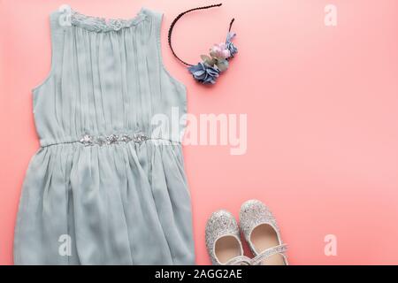 Mädchen Mode Hintergrund blau Chiffon Kleid, Schuhe, Blume glitzernd Stirnband auf Rosa, Flach, Ansicht von oben, getönten Foto, Kopie Platz für Text, selektiver Fokus Stockfoto