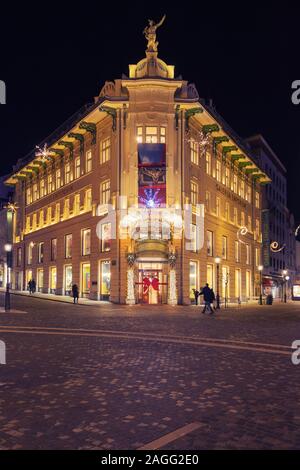 Ljubljana, Slowenien - 18. Dezember 2019: Die festlich geschmückten Gebäude der Galerija Emporium, die alte Felix Urbanc Kaufhaus in Prešerenplatz i Stockfoto