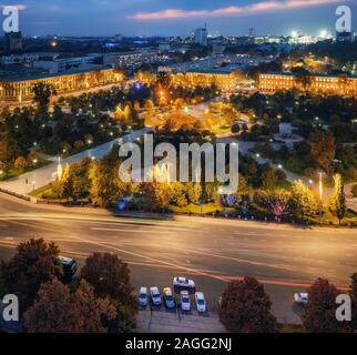 Luftaufnahme von Amir Temur Square Park mit Nachtbeleuchtung, Taschkent Usbekistan Stockfoto