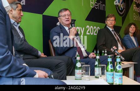 19 Dezember 2019, Berlin: Volleyball: Pressekonferenz der Europäischen Volleyball Verband CEV im Hotel Adlon mit Vertretern der DVV, VBL, BR Volleys und die Senatsverwaltung für Inneres und Sport. Aleksandar Boricic (M), Präsident CEV, gerichtet an die Anwesenden. Kaweh Niroomand (l), Geschäftsführer BR Volleys, Rene Hecht (2. von rechts), Präsident des DVV, und Gabriele Freytag (r), Leiter der Abteilung Sport, sitzen neben ihm. Die Europäische Volleyball Verband (CEV), der Deutsche Volleyball Verband (DVV), der Volleyball Bundesliga (VBL), die Stadt Berlin und Berlin Stockfoto