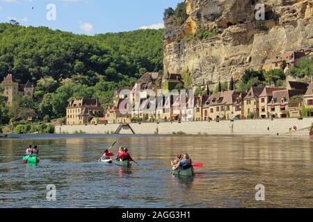 Das Dorf La Roque-Gageac in der Region Périgord Noir. Kanus auf dem Fluss Dordogne mit Das Dorf im Hintergrund Stockfoto