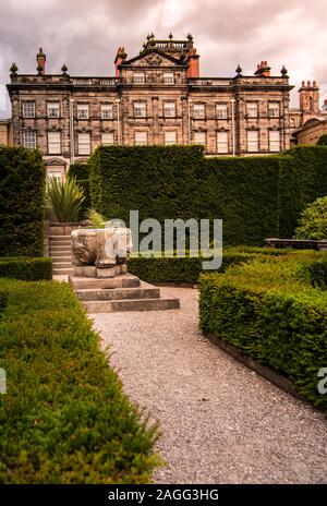 Biddulph Grange ist ein landschaftlich gestalteter Garten und ein viktorianisches Gebäude des National Trust in Biddulph bei Stoke-on-Trent, Staffordshire, England Stockfoto