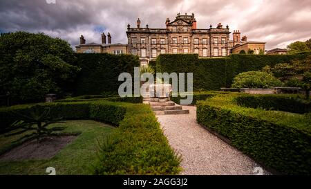 Biddulph Grange ist ein landschaftlich gestalteter Garten und ein viktorianisches Gebäude des National Trust in Biddulph bei Stoke-on-Trent, Staffordshire, England Stockfoto