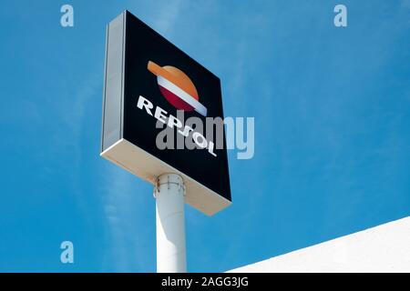 HOSPITALET DEL INFANT, SPANIEN - 22. SEPTEMBER 2019: Ansicht eines Repsol Zeichen in eine Tankstelle in Hospitalet del Infant, Spanien. Repsol ist ein wichtiger Stockfoto