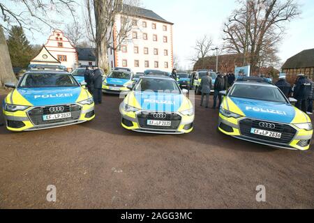 19 Dezember 2019, Thueringen, Großkochberg: Neue streifenwagen Für die Thüringer Polizei stand auf eine Symbolische Übergabe im Innenhof von Schloss Großkochberg. Drei Fahrzeuge von jedem Modell werden im Rahmen der Veranstaltung präsentiert werden. Diese sind 54 VW Touran, 14, 37 VW Tiguan VW T 6 und 11 Audi A 6. Foto: Bodo Schackow/dpa-Zentralbild/ZB Stockfoto