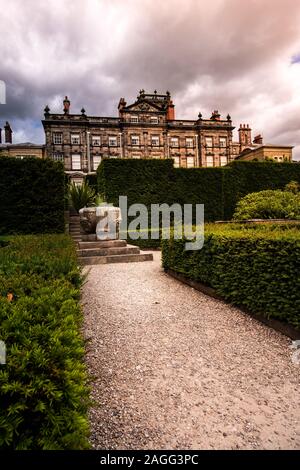 Biddulph Grange ist ein landschaftlich gestalteter Garten und ein viktorianisches Gebäude des National Trust in Biddulph bei Stoke-on-Trent, Staffordshire, England Stockfoto