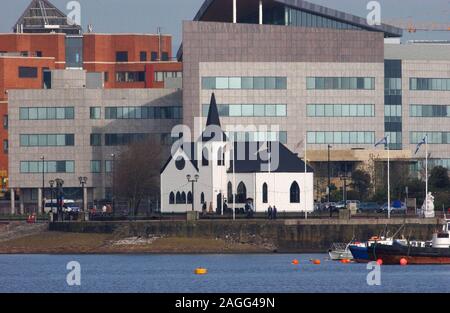 Die Norwegische Kirche durch neue Bürogebäude in Cardiff Bay, South Wales, UK umgeben. 16/3/04. Stockfoto