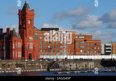 Die pierhead Gebäude mit der Nationalversammlung für Wales Gebäude hinter, Cardiff Bay, South Wales. In diesem Archiv Aufnahme 20/01/04 Bau Der senedd Gebäude ist gerade hinter dem weißen Horten. Stockfoto