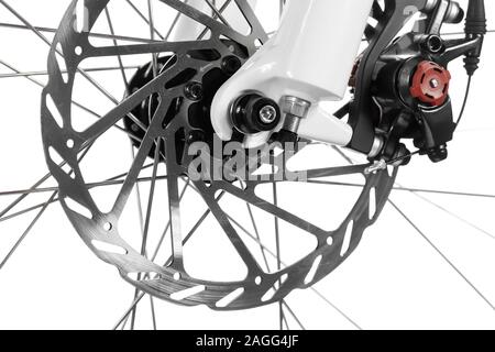 Mountainbike Vorderrad mit mechanische Scheibenbremse auf weißem Hintergrund Stockfoto