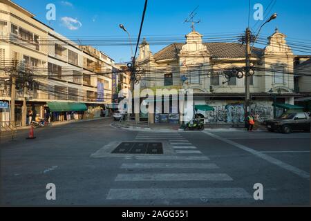 Im alten Stil der Chinesischen Geschäftshäusern & Lager entlang Atsadang Road & (Kanal) Klong Lot in der Nähe von Phra Phithak Kreuzung in der Altstadt von Bangkok, Thailand Stockfoto