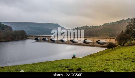 Das Howden, Ladybower Reservoir im Derbyshire Peak District Nationalpark, führt zum berühmten Derwent Dam, landschaftlich und wunderschön Stockfoto