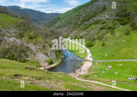 Luftaufnahmen, die die atemberaubenden Dovedale Sprungbretter und Berge in der glorreichen Peak District National Park, die mäandernden Fluss Dove Stockfoto