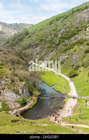 Luftaufnahmen, die die atemberaubenden Dovedale Sprungbretter und Berge in der glorreichen Peak District National Park, die mäandernden Fluss Dove Stockfoto