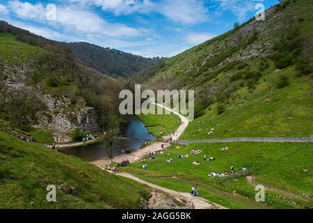 Luftaufnahmen, die die atemberaubenden Dovedale Sprungbretter und Berge in der glorreichen Peak District National Park, die mäandernden Fluss Dove Stockfoto